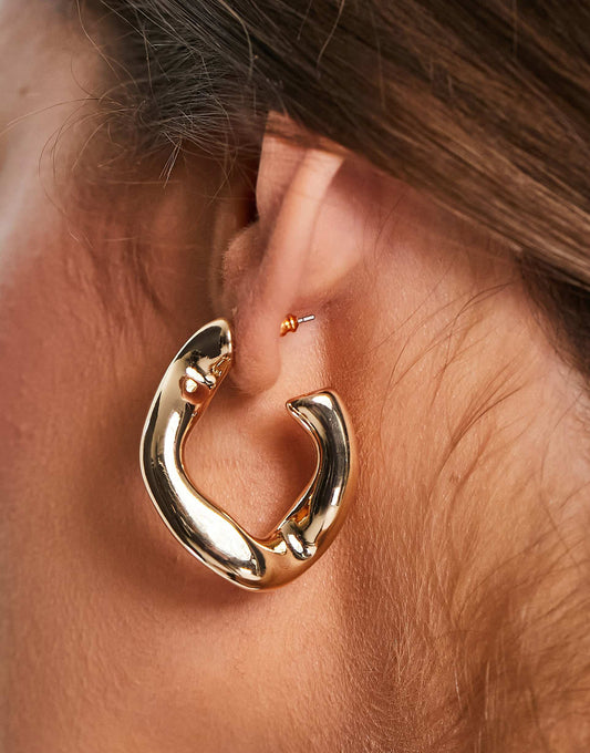 Hoop Earring With Twist Link Design