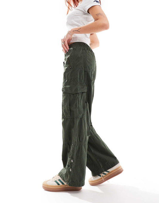 Low Rise Wide Leg Cargo Pants