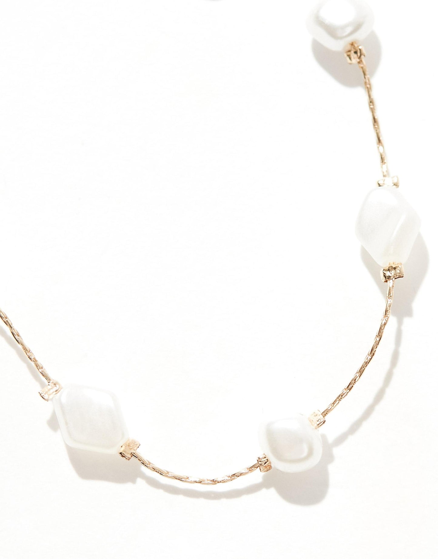 Bracelet With Faux Pearl And Fine Chain Design