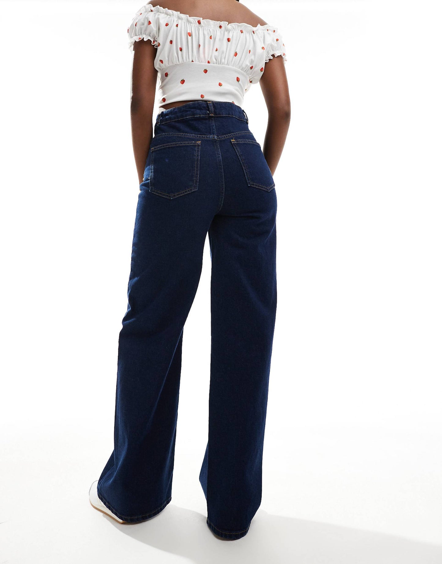 Clean Wide Leg Jeans With Front Pockets