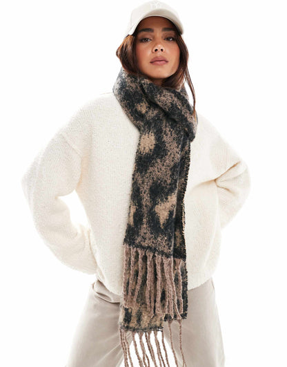 Woven Scarf With Fluffy Leopard Design