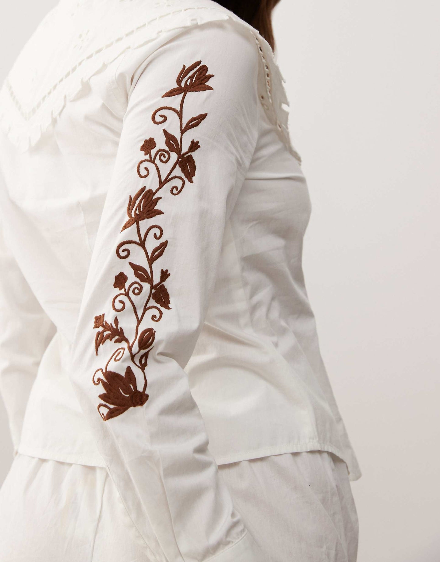 Fitted Collar Shirt With Western Embroidery Detail
