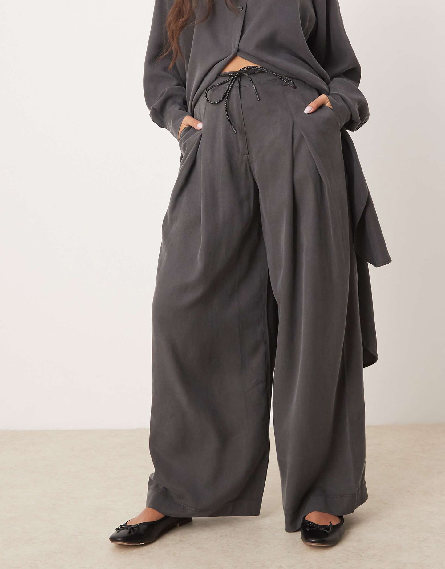 Pleated Wide Leg Trousers With Tie