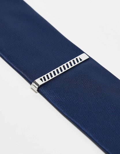 Tie Bar With Cut Out Detail