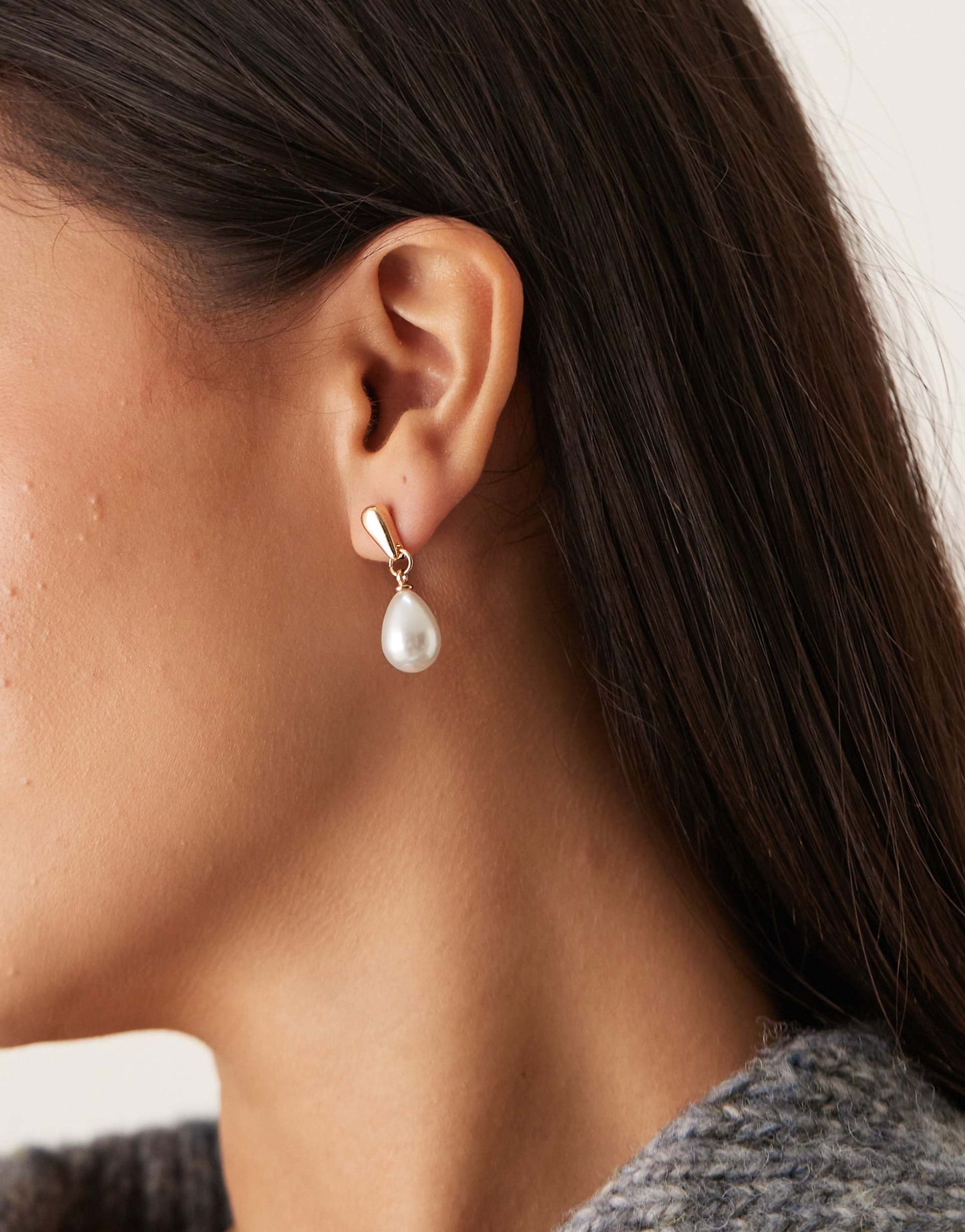 Minimal Pearl Drop Earrings