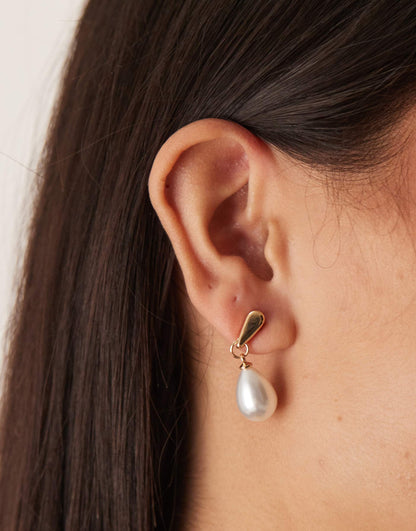 Minimal Pearl Drop Earrings