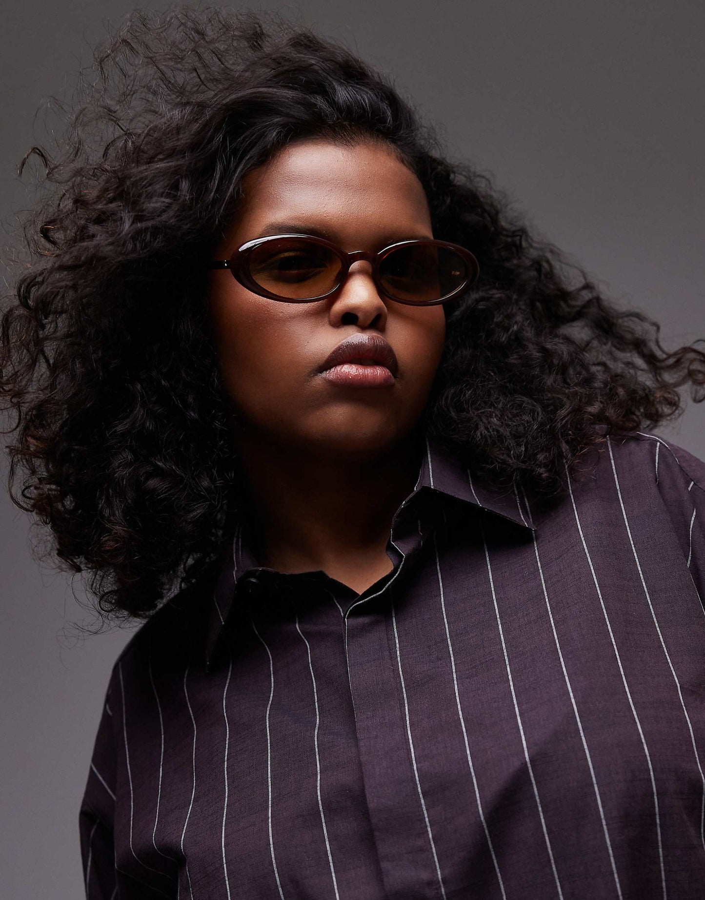 Magnifique Oval Sunglasses With Gold Detail