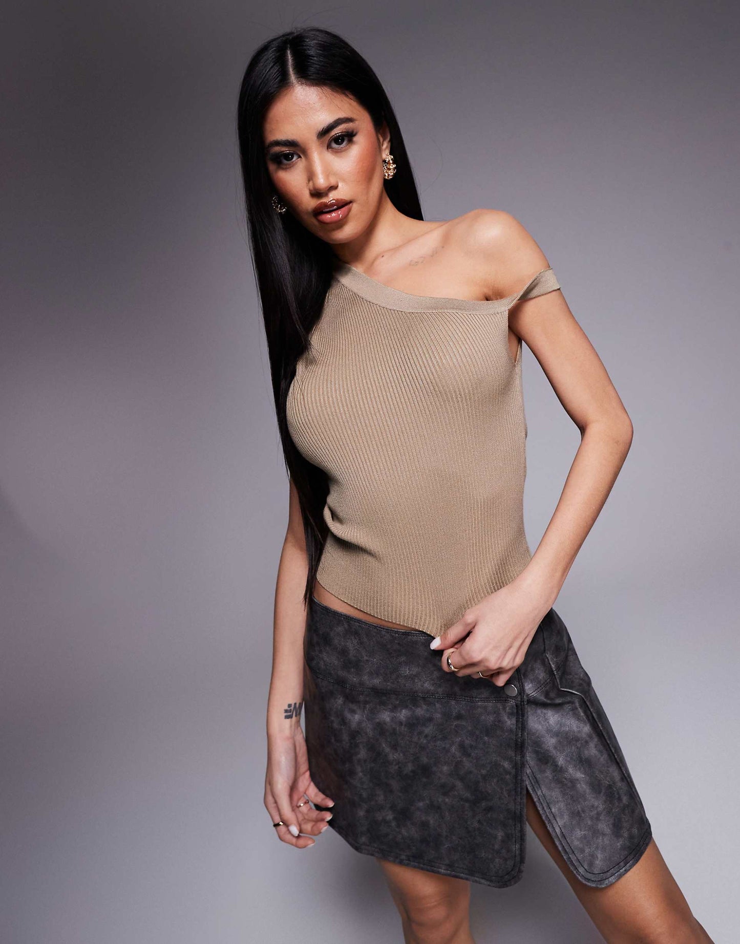 Exclusive Ribbed Knit Off Shoulder Twist Detail Crop Top