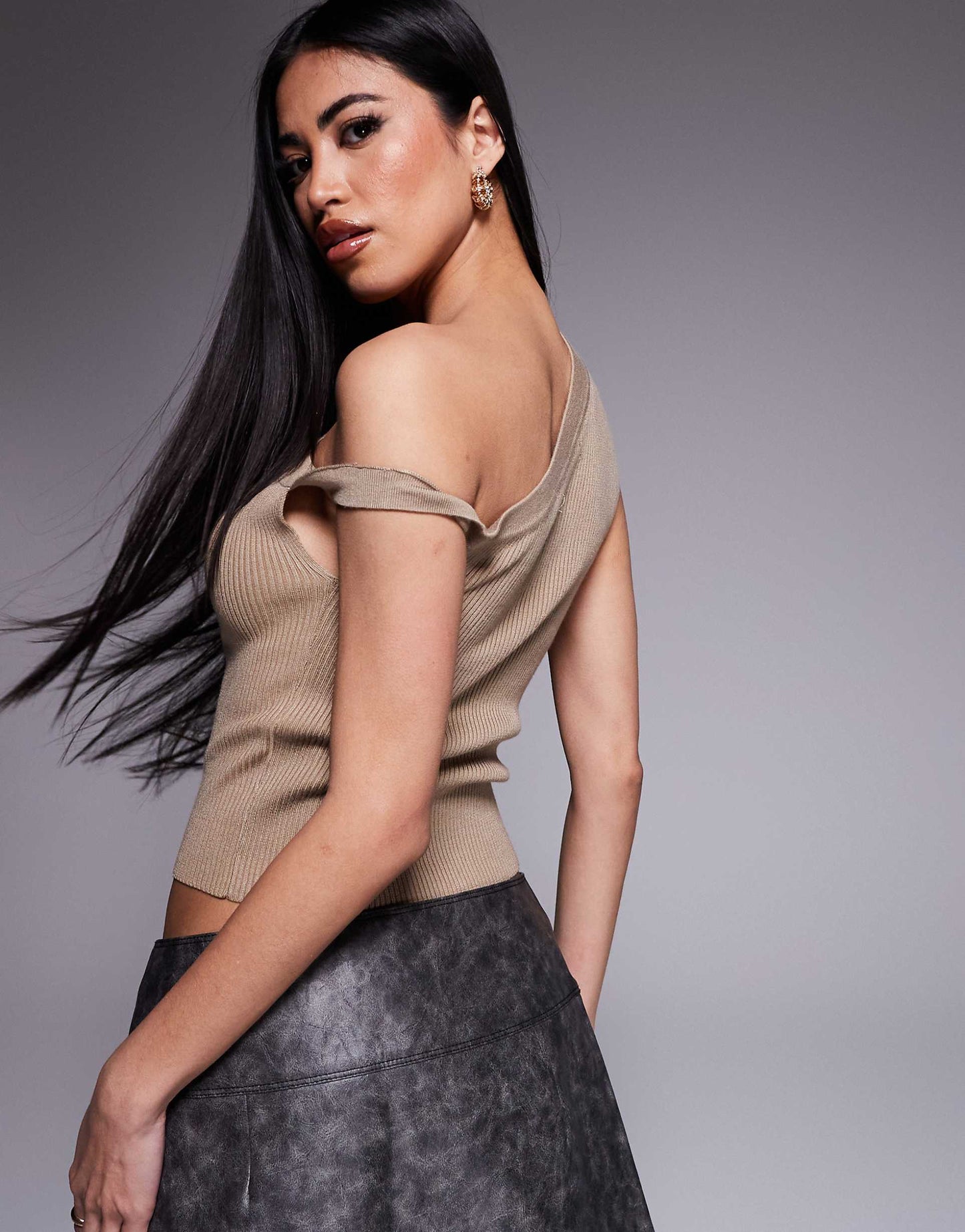 Exclusive Ribbed Knit Off Shoulder Twist Detail Crop Top