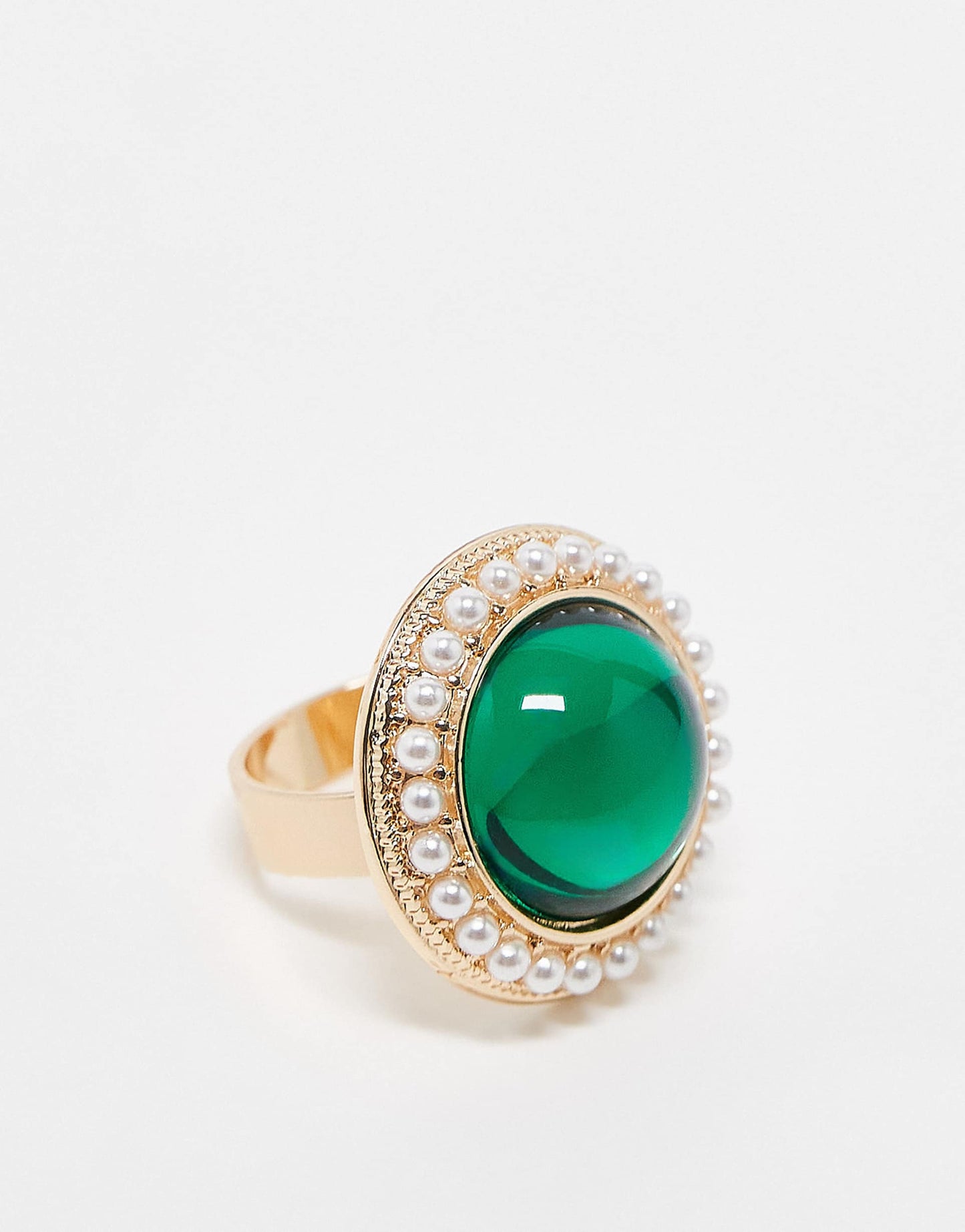 Oversized Ring With Pearl Outer