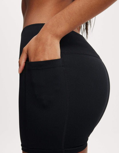 Seamless Pocket Shortie Short