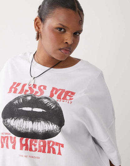 Curve Oversize T-Shirt With Kiss Me Print