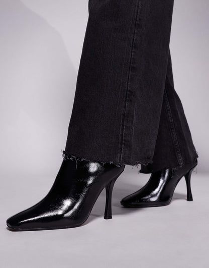 Slanted Clean Heeled Boot