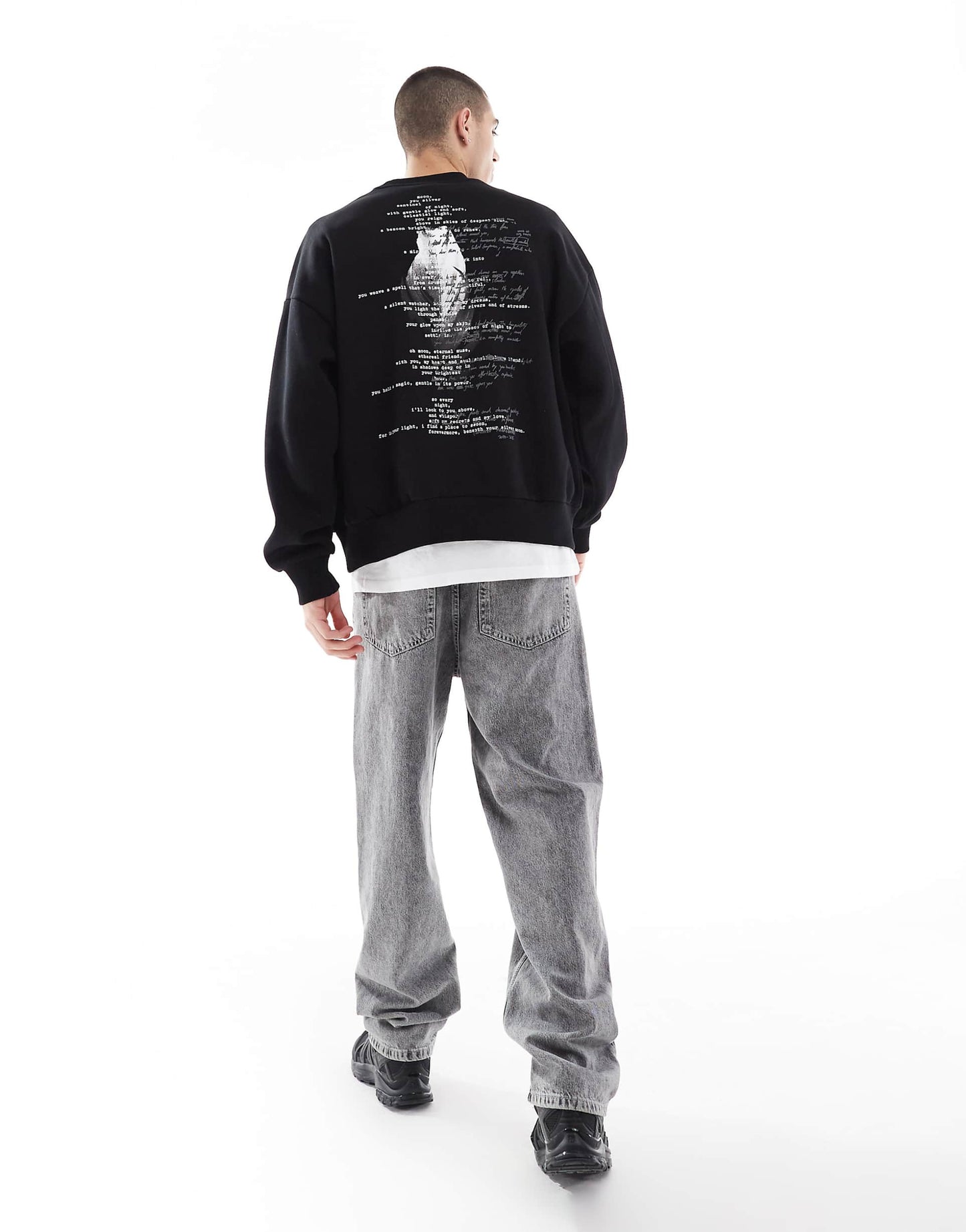 Sweatshirt With Feather Graphic
