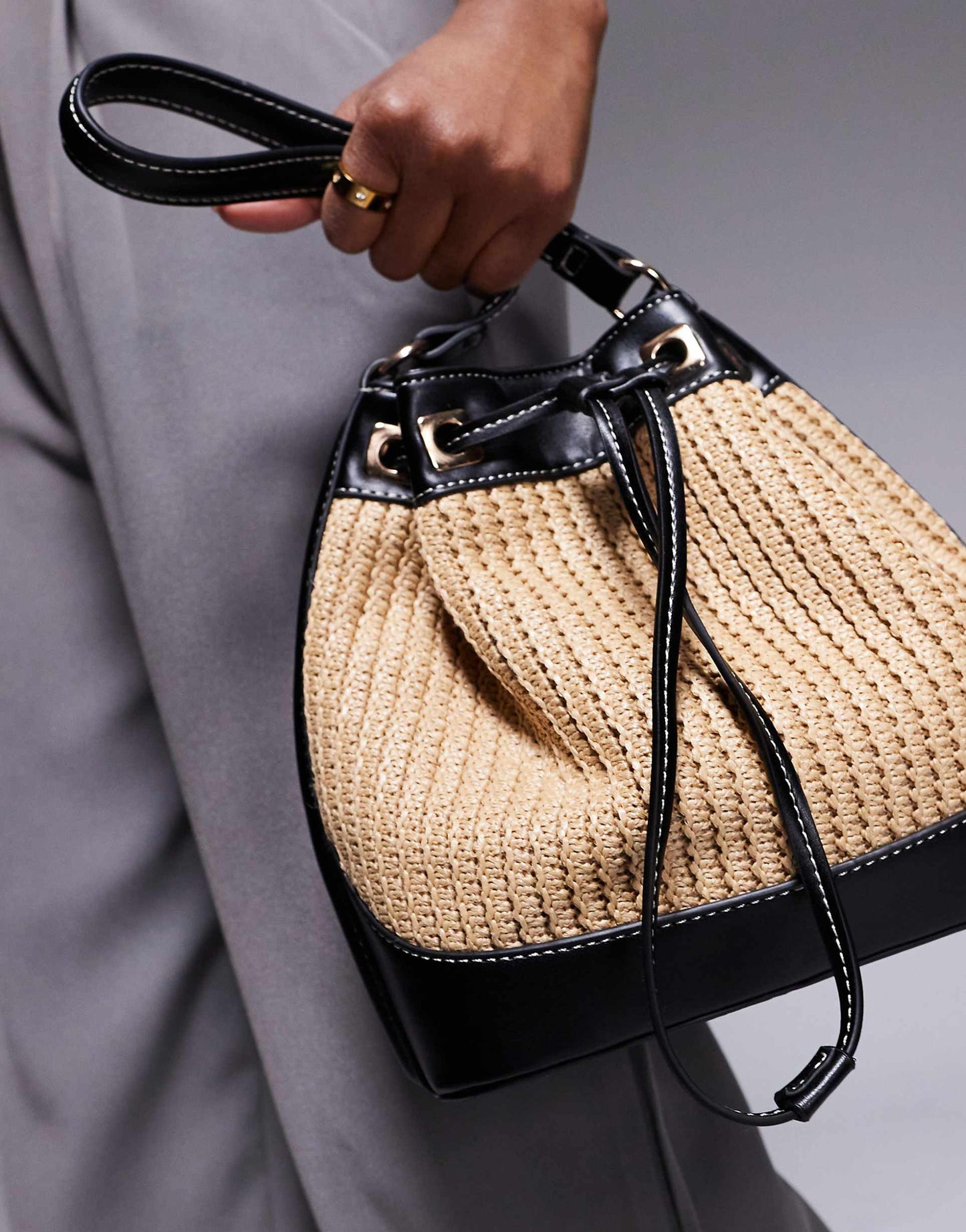 Straw Bucket Shoulder Bag With Contrast Stitching