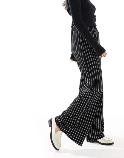 Wide Leg Textured Trouser