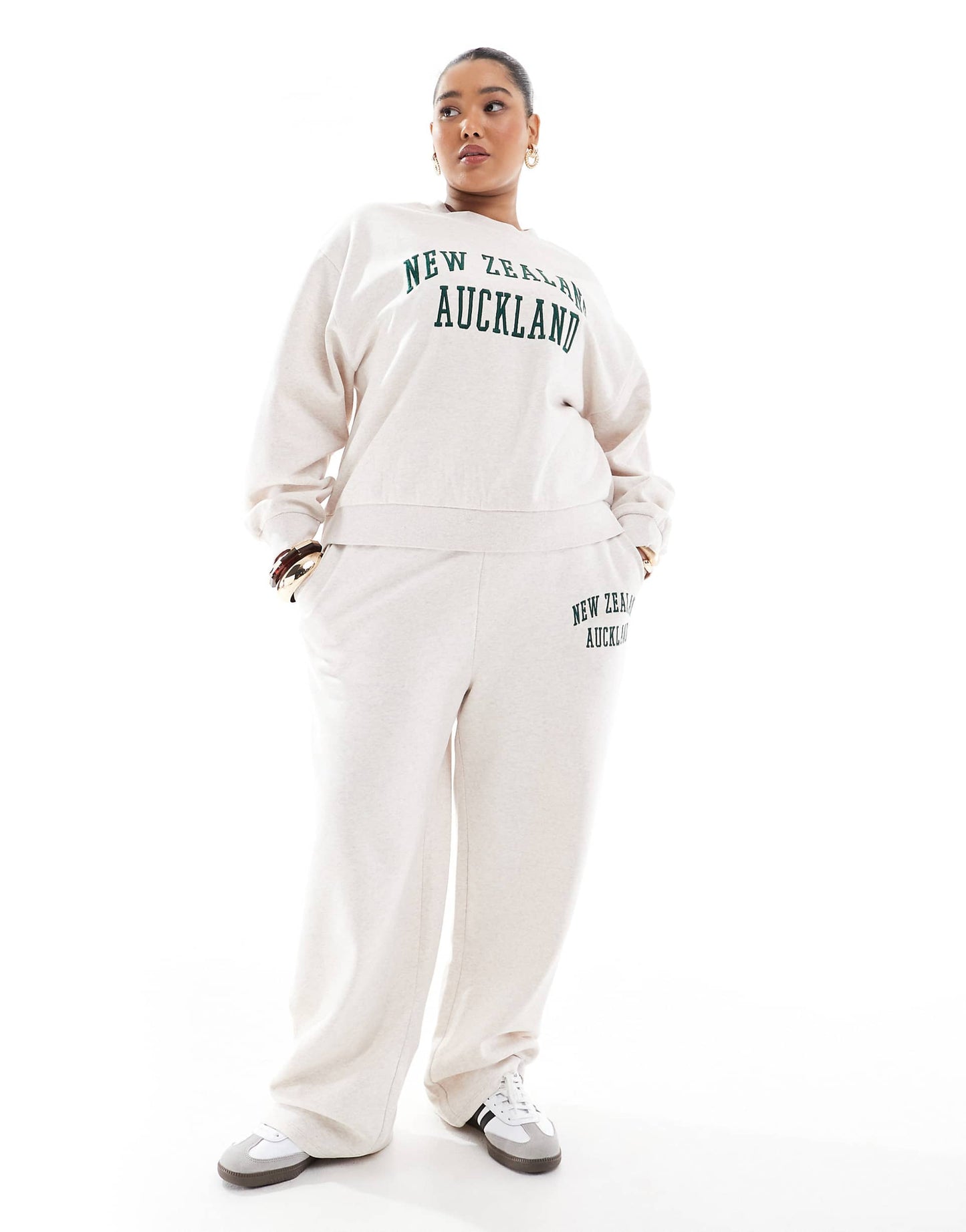 Curve Embroidered Auckland Graphic Sweat