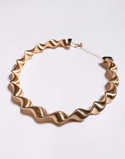 Curve Choker Necklace With Twist Detail Design