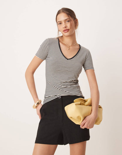 V Neck T-Shirt With Contrast Trim