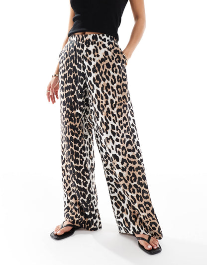 Petite Wide Leg Pull On Trousers