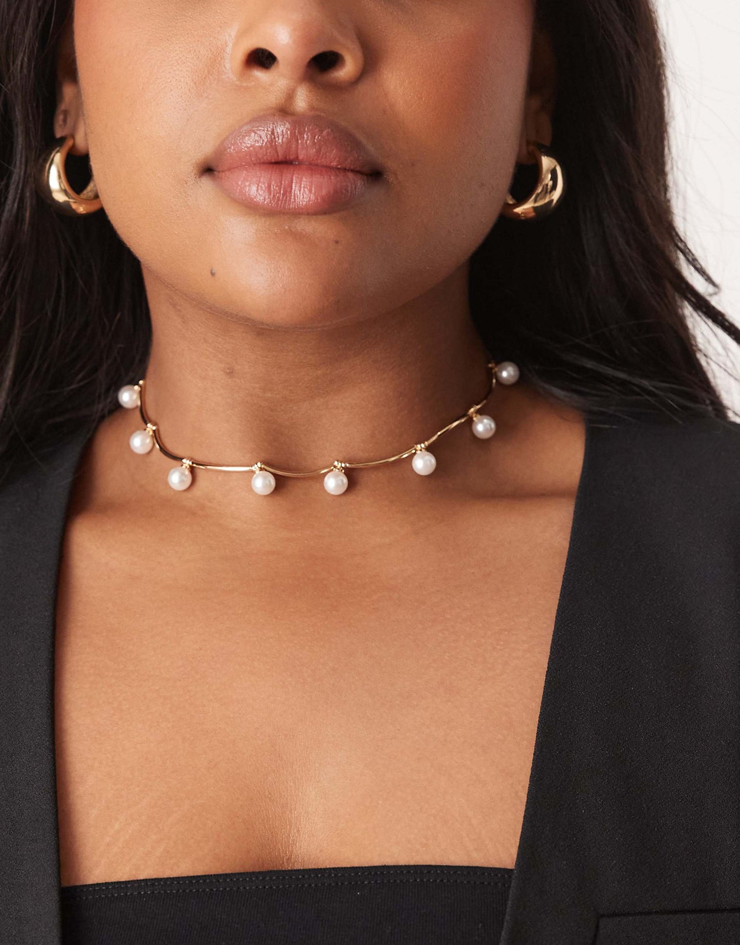 Curve Choker Necklace With Dash And Faux Pearl Detail