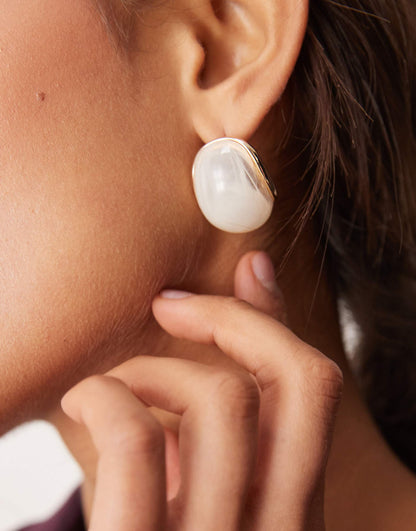 Stud Earrings With White Resin And Gold Detail