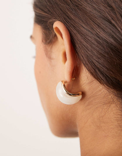 Stud Earrings With White Resin And Gold Detail