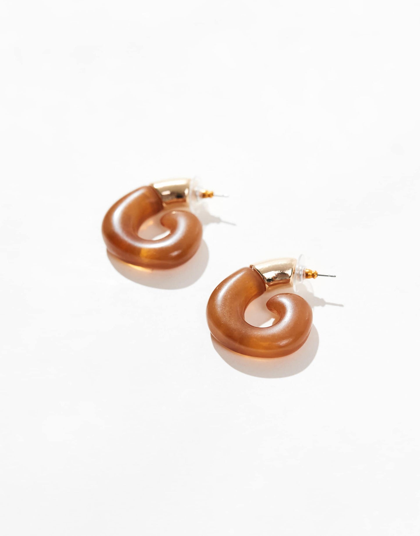 Hoop Earrings With Brown Resin Detail