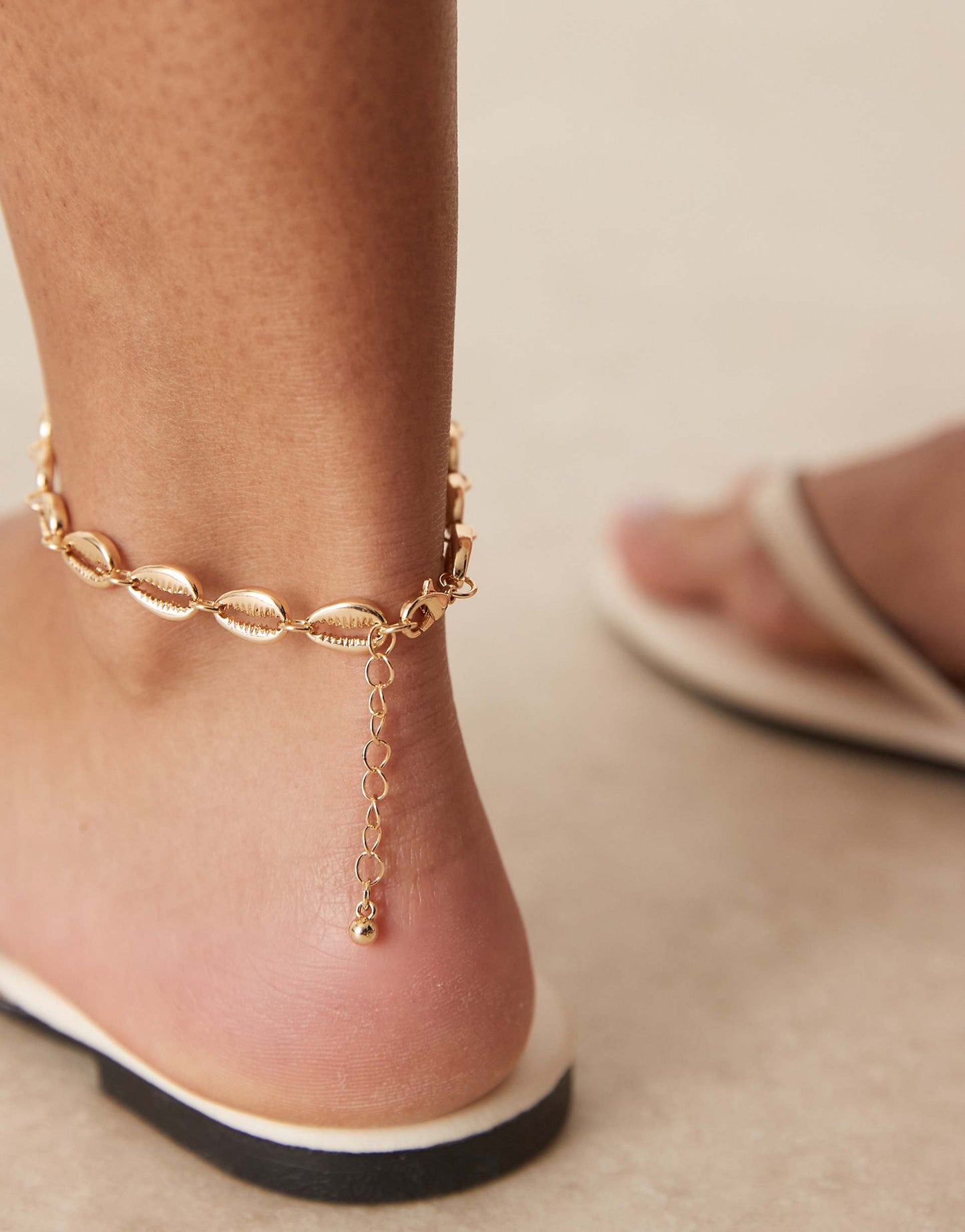 Anklet With Faux Shell