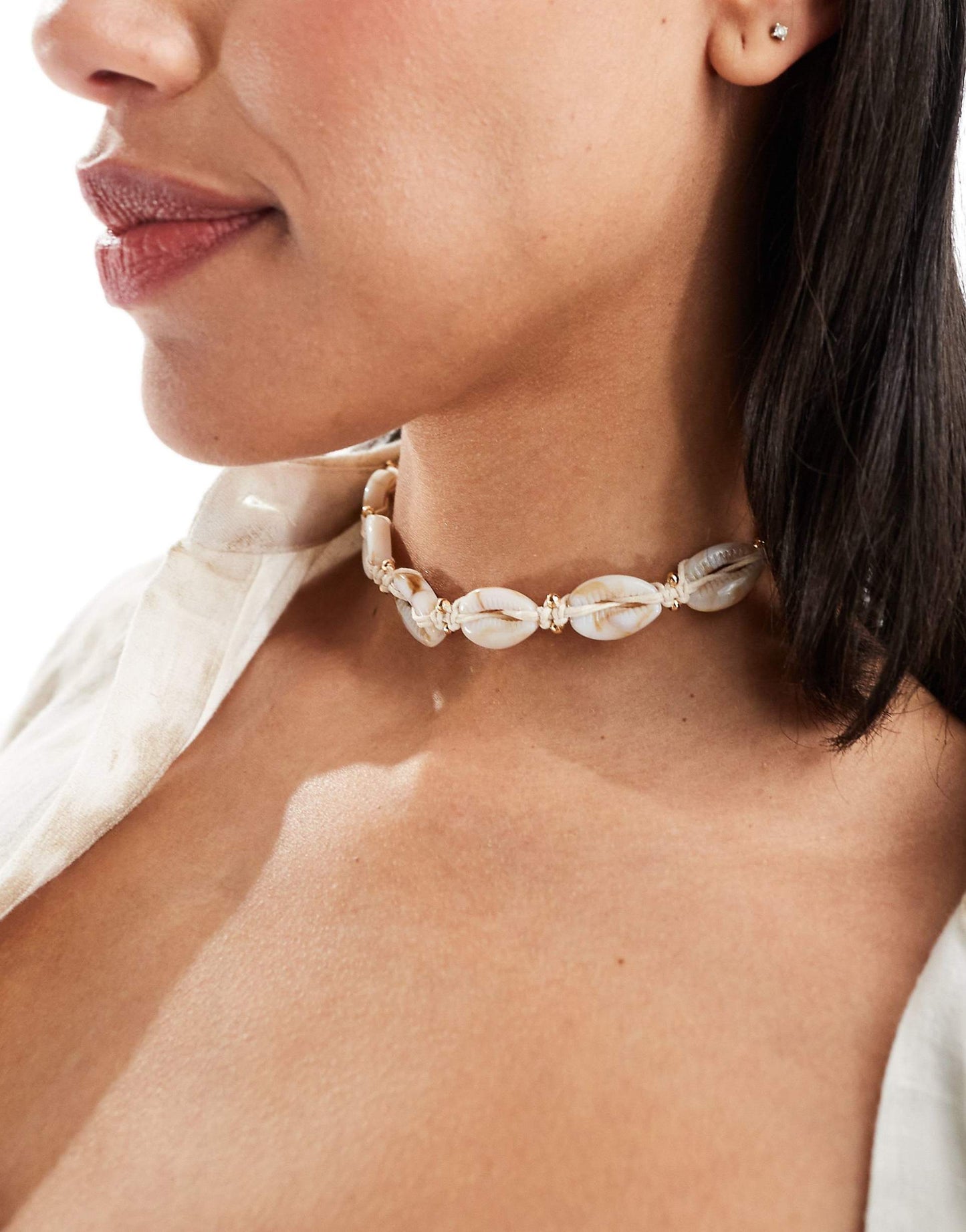 Choker Necklace With Faux Shell Design