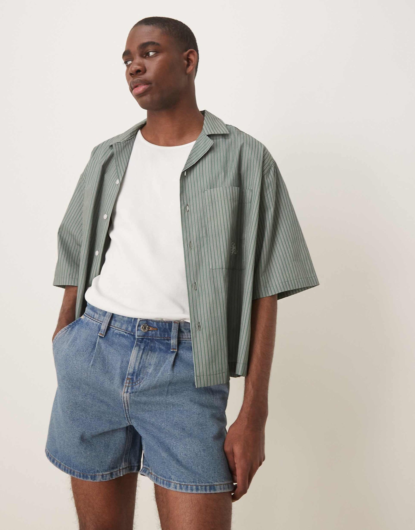 Short Length Slim Denim Shorts With Pleats