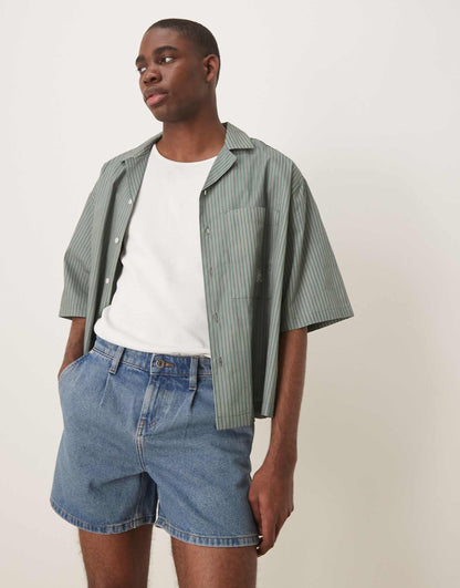 Short Length Slim Denim Shorts With Pleats