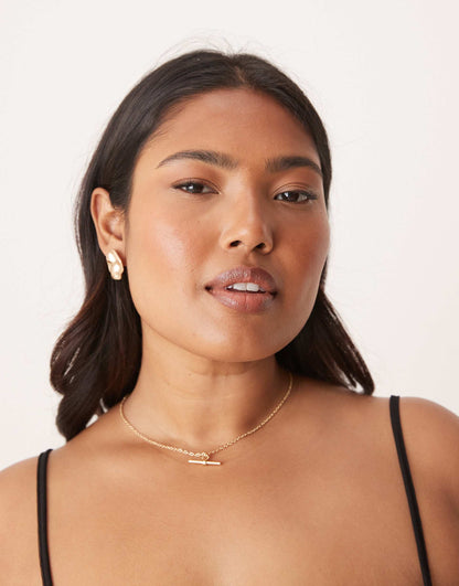 Stud Earrings With Molten Design